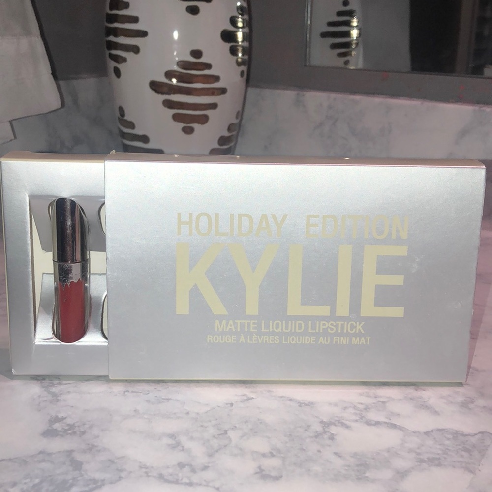 Kylie Lip Holiday Edition Comes with box (only 1)